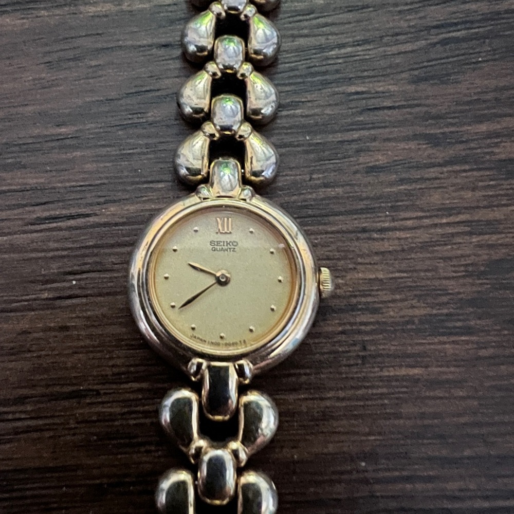Seiko-Vintage-Woman’s- Watch. Clasp lock. Works. Just needs a battery. #0N8066.